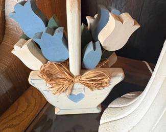 Glitzhome Wooden Tulip Basket Decorative Piece