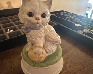 Vintage Gorham Porcelain Cat Music Box