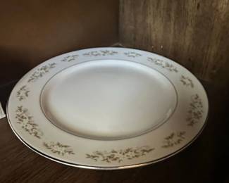 Noritake Gold Crest Dinner Plate