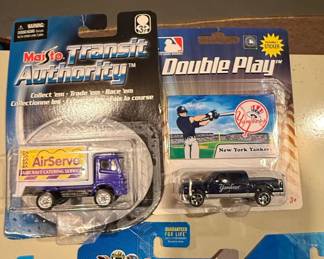 Maisto Transit Authority AirServe Aircraft Catering Truck and MLB Double Play New York Yankees Pickup Truck