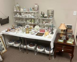 Assorted porcelain pieces 