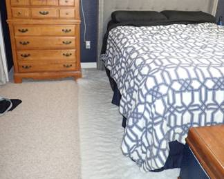 QUEEN BED / DRESSER 