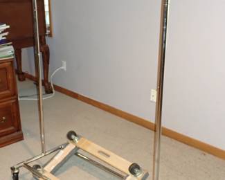 CLOTHING RACK - WHEELS