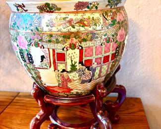 Vintage Rose Famille pot on stand
