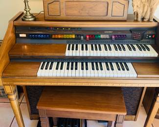 Lowrey electric organ Pageant model with Magic Genie