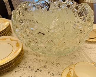 Daisy Button punch bowl pattern by 
L E  Smith 