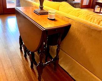 Gate leg, drop down table