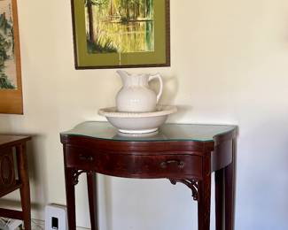 Gate Leg butterfly top flame Mahogany entry way piece with glass top. 