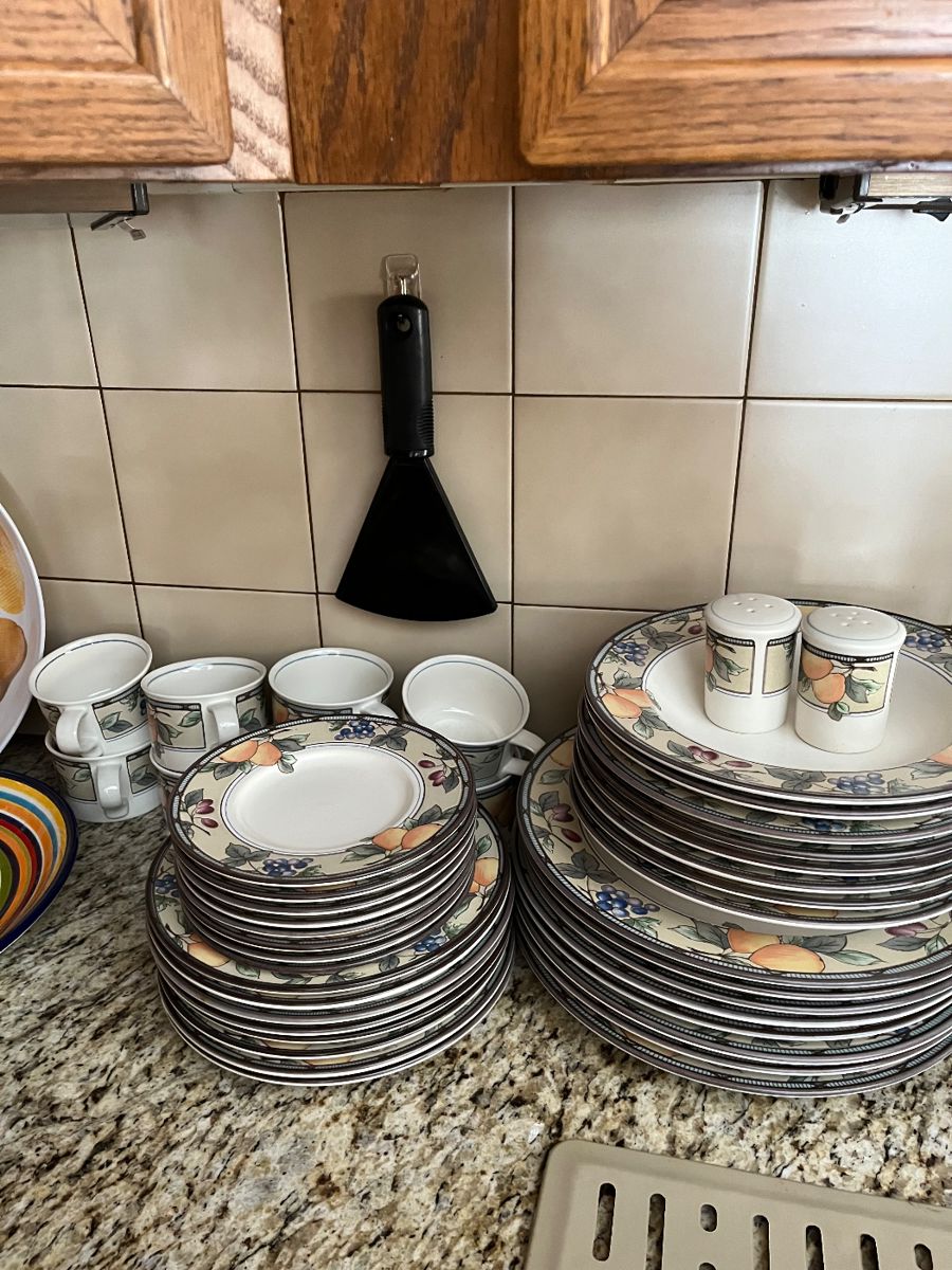 Mikasa Garden Harvest Dinnerware Set - 8 Place Settings plus Salt/Pepper Shakers