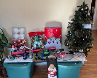 Various Christmas decorations, tree with ornaments, small nutcracker rug