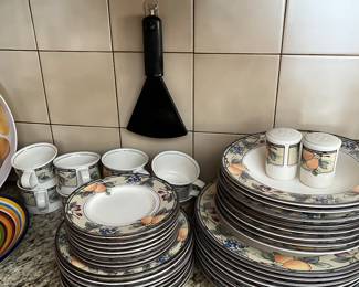 Mikasa Garden Harvest Dinnerware Set - 8 Place Settings plus Salt/Pepper Shakers