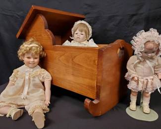CT114Vintage Dolls And Cradle
