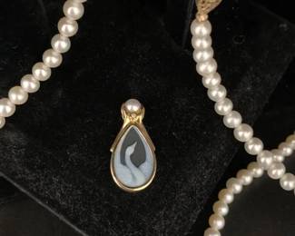 SH700V14 K Swan, Cameo Pendant Pearls