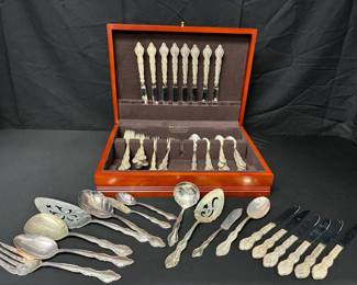 SH774VSilverplated Flatware in Reed Barton Chest