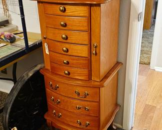 Standing jewelry box