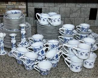5 HUGESetofBlueDanubeBlueandWhiteChinaFeat22DinnerPlates