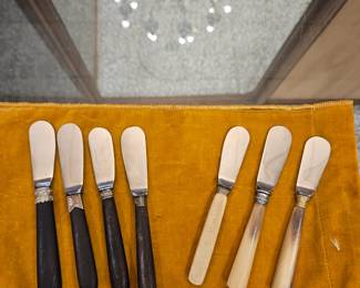 Butter knives in wood and horn