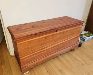 Vintage Lane cedar chest. Note: has damage to 2 of the feet