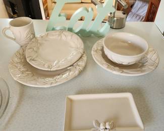 Williams-Sonoma dishware, Tuscan Olive pattern, excellent condition, was wrapped in basement. Service for 8 of: dinner plates, salad plates, soup bowls, cereal bowls & mugs, plus olive oil dispenser and 4 cheese plates. 