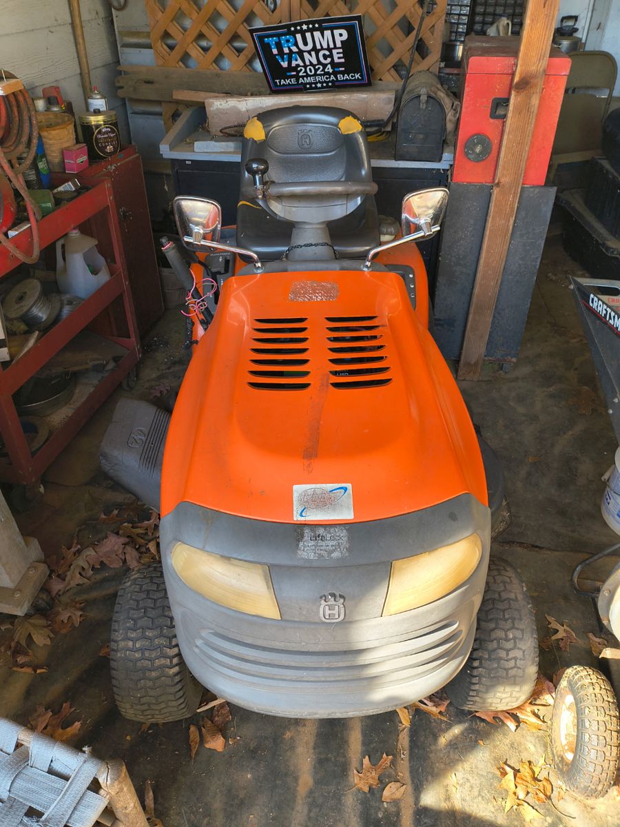 Husqvarna Riding Lawnmower Briggs & Stratton Engine 18.5 HP 42 in Cut