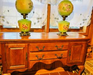 Hutch and vintage lamps 
