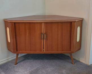 MCM 1950's bar/cabinet in excellent condition !!!