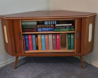 MCM 1950's bar/cabinet in excellent condition !!!