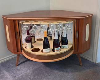 MCM 1950's bar/cabinet in excellent condition !!!