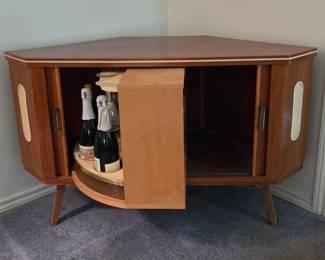 MCM 1950's bar/cabinet in excellent condition !!!