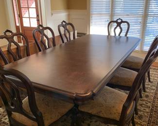 Dining room - shown with one leaf. 