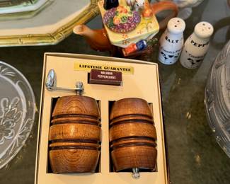 Brand new Salt & pepper shaker