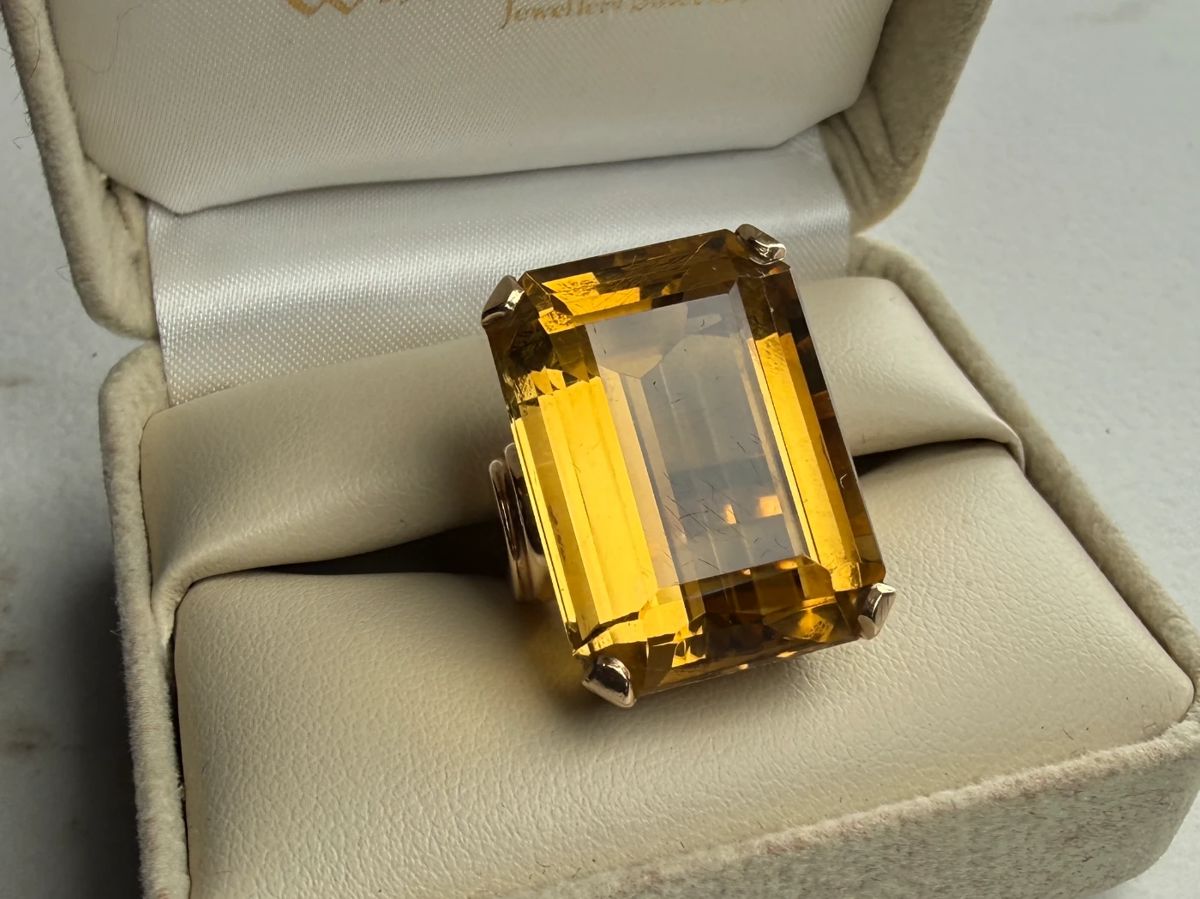 This lot features a 14k yellow gold cast citrine quartz ring with papers/appraisal from Reliant Gem Lab as shown in photos. The total weight of the ring is 16.28 grams and the weight of the stones is 35.17 ct. This ring comes in a size 5.75.

