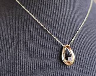 This lot features a stunning 14k gold diamond pendant with a total approx. weight of 4.5 grams. Accompanied with an appraisal, this pendant contains one (1) round full cut diamond with a SI 1 clarity, H – I color, and is .23 carat.

