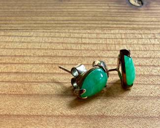This lot features a pair of beautiful 14k gold and jade earrings with a total approx. weight of 2.20 grams.

