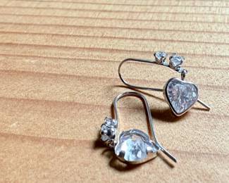 This lot features a pair of 10k gold earrings with a total approx. weight of 1.29 grams.

