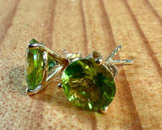 This lot features a pair of stunning 14k gold earrings with peridot and a total approx. weight of 1.23 grams.

