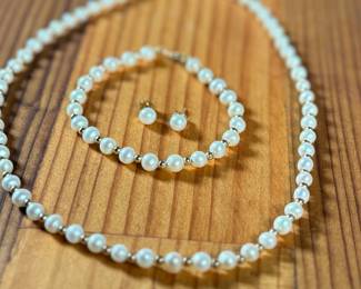 This lot features a beautiful vintage genuine diamond set with 14k gold beads & clasps. The necklace measures, 18” and the bracelet, 7”. The whole set has a total approx. weight of 20.61 grams.

