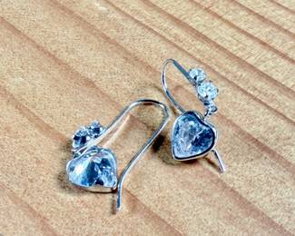 This lot features a pair of 10k gold earrings with a total approx. weight of 1.29 grams.

