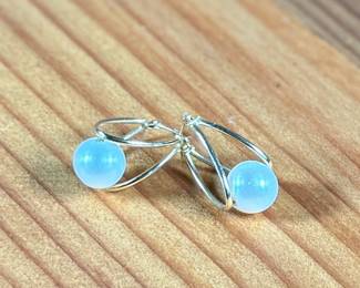 This lot features a pair of stunning 14k gold earrings with Akoya pearls and a total approx. weight of 2.39 grams.

