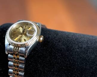 This lot features a 18k yellow gold and stainless datejust Rolex watch. This watch is accompanied with an appraisal and recent service records. This Rolex recently received an overhaul and new Rolex crystal. The watch runs very well and has a total approx. weight of 53.76 grams.

