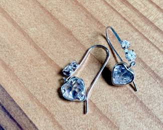 This lot features a pair of 10k gold earrings with a total approx. weight of 1.29 grams.

