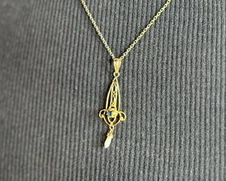 This lot features a beautiful 10k gold Victorian lavaliere with a pearl drop on a 12k gold filled chain measuring, 20”. Total approx. weight is 2.73 grams.

