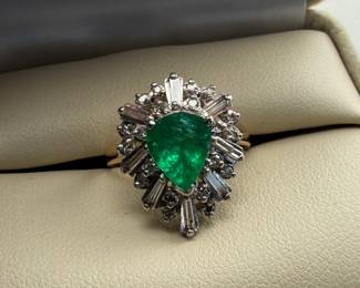 This lot features a vintage 18k gold ring with a pear shaped emerald and with genuine diamonds. This ring comes in a size 6 with a total approx. weight of 4.46 grams.

