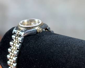 This lot features a 18k yellow gold and stainless datejust Rolex watch. This watch is accompanied with an appraisal and recent service records. This Rolex recently received an overhaul and new Rolex crystal. The watch runs very well and has a total approx. weight of 53.76 grams.

