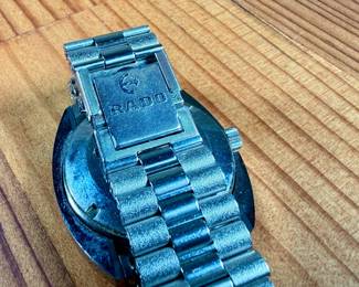 This lot features a vintage automatic steel & diamond watch by Rado Diastar. This watch appears to need servicing and is not currently in running condition.

