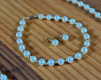 This lot features a beautiful vintage genuine diamond set with 14k gold beads & clasps. The necklace measures, 18” and the bracelet, 7”. The whole set has a total approx. weight of 20.61 grams.

