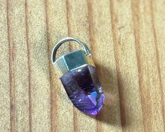 This lot features a 14k gold and amethyst pendant with a total approx. weight of 3.3 grams.

