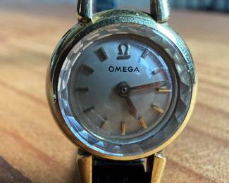 This lot features a vintage Omega ladies watch in a 18k gold case. Winds, but appears to need servicing to run properly. This is a small watch, measuring 24mm lug to lug.

