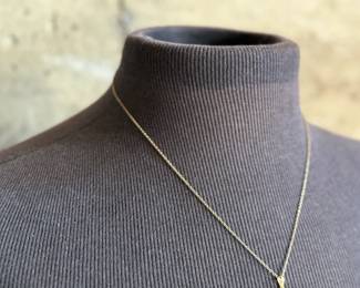 This lot features a beautiful 10k gold Victorian lavaliere with a pearl drop on a 12k gold filled chain measuring, 20”. Total approx. weight is 2.73 grams.

