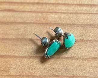 This lot features a pair of beautiful 14k gold and jade earrings with a total approx. weight of 2.20 grams.

